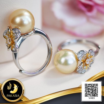 แหวนดอกอูมิโกะประดับเพชร ไข่มุก South Sea น้ำเค็มคัดเกรด สีทอง Middle Gold ทรงเกือบกลม - กลม ขนาด 10.5-11.9 mm เกรด AA+ ตัวเรือนแหวนดอกอูมิโกะ เงินแท้ 925 ชุบ สีทองคำขาว ประดับเพชร CZ / 9.1.65
