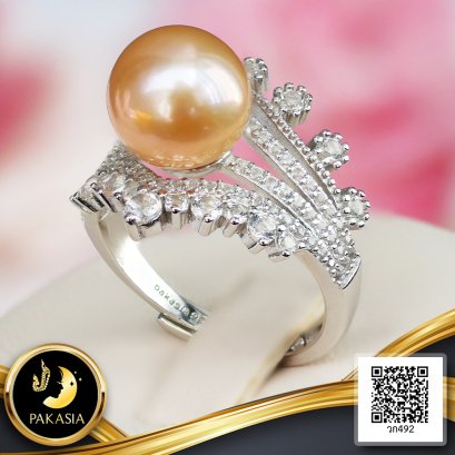 แหวนมงกุฎประดับพลอยแท้ White Topaz ไข่มุกเม็ดเดี่ยว ไข่มุก Edison น้ำจืดคัดเกรด สีพีช ทรงกลม ขนาด 9.0 mm เกรด AA ตัวเรือนแหวนมงกุฎ เงินแท้ 925 ชุบทองคำขาว ประดับพลอยแท้ White Topaz / 16.1.65