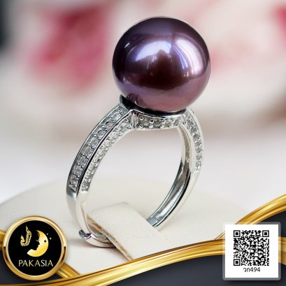 แหวนไข่มุกหัวชู บ่าข้างทรงเหลี่ยมประดับพลอย 3 ด้าน ไข่มุก Edison สายพันธุ์น้ำจืดคัดเกรด สีม่วง ทรงกลม ขนาดจัมโบ้ 12.0 mm. เกรด AA+ ตัวเรือนแหวน เงินแท้ 925 ชุบสีทองคำขาว ประดับพลอยแท้ White Topaz / 19.1.65