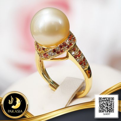 แหวนพิรอดไข่มุกเม็ดเดี่ยว ไข่มุก South Sea สายพันธุ์น้ำเค็มคัดเกรด สีทอง Light Gold ทรงกลม ขนาด 11.0-12.0 mm เกรด AA+ ตัวเรือนแหวน วัสดุเงินแท้ 925 ชุบสีทอง ประดับพลอยแท้ White Topaz และ Garnet / 23.1.65