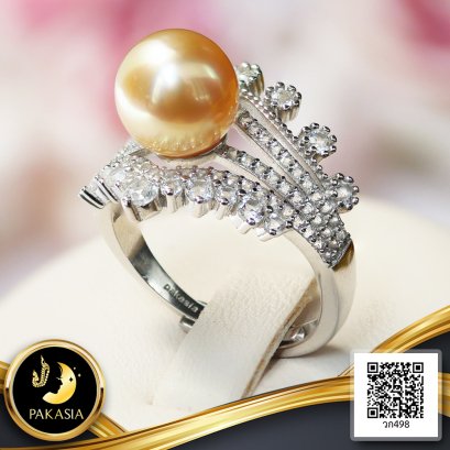 แหวนมงกุฎประดับพลอยแท้ White Topaz ไข่มุกเม็ดเดี่ยว ไข่มุก South Sea น้ำเค็มคัดเกรด สีทอง Middle Gold ทรงเกือบกลม ขนาด 8.0-9.0 mm เกรด AA+ ตัวเรือนแหวน วัสดุเงินแท้ 925 ชุบสีทองคำขาว ประดับพลอยแท้ White Topaz / 23.1.65