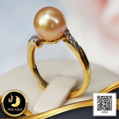 แหวนไขว้ไข่มุกเม็ดเดี่ยว ไข่มุก South Sea สายพันธุ์น้ำเค็มคัดเกรด สีทอง Middle - Deep Gold ทรงเกือบกลม ขนาด 9.0 mm. เกรด AA+ - AAA ตัวเรือนแหวน วัสดุเงินแท้ ชุบสีทอง ประดับพลอยแท้ White Topaz / 19.1.65