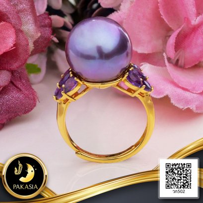 GIT แหวนดาหลาไข่มุกพลอยมาคี ไข่มุก Edison สายพันธุ์น้ำจืดคัดเกรด สีม่วง ทรงกลม ขนาด 13.0 mm เกรด AAA (มาตรฐาน PGS) ไข่มุกผ่านการตรวจวิเคราะห์ทางห้องปฏิบัติการ สถาบัน GIT ตัวเรือนแหวน วัสดุเงินแท้ 925 ชุบสีทอง ประดับพลอยแท้ Amethyst ตัวเรือนแหวนปรับขนาดได้