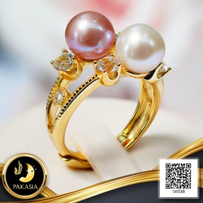 แหวน Double Ring ไข่มุกทวินขนาบพลอยแท้ ไข่มุก Edison สายพันธุ์น้ำจืดคัดเกรด สีขาว-ม่วง ทรงเกือบกลม-กลม ขนาด 7.5-8.5 mm เกรด AAA ตัวเรือนแหวน วัสดุเงินแท้ 925 ชุบสีทอง ประดับพลอยแท้ White Topaz / 27.3.65