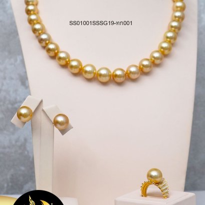 ผลิตภัณฑ์ไข่มุกจัดเซต ต่างหู สร้อยคอ และแหวน มุก South Sea คัดเกรดพรีเมี่ยม สีทอง - Light Gold ทรงกลม ขนาด 12-13 mm เกรด AAA ตัวเรือนต่างหูแป้นพยุงหลังหัวใจฉลุลาย ตะขอสร้อยคอดอกทิวลิป และ แหวนคอร์เซ็ทก้างปลา เงินแท้ 92.5 ชุบทอง ประดับเพชร CZ  / ทก001