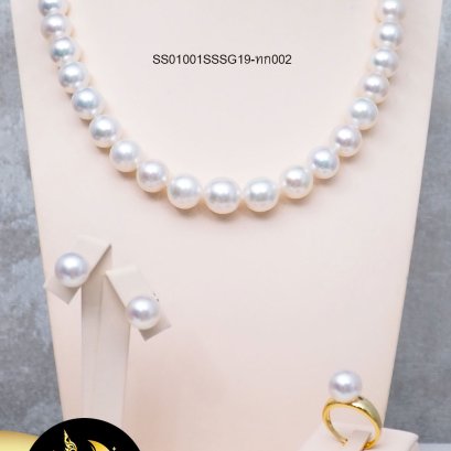 ผลิตภัณฑ์ไข่มุกจัดเซต ต่างหู สร้อยคอ และแหวน มุก South Sea คัดเกรดพรีเมี่ยม สีขาว - White Silver ทรงกลม ขนาด 12-13 mm เกรด AA+ ตัวเรือนต่างหูแป้นพยุงหลังหัวใจฉลุลาย ตะขอสร้อยคอดอกทิวลิป ประดับเพชร CZ และแหวนเกลี้ยง เงินแท้ 92.5 ชุบทอง