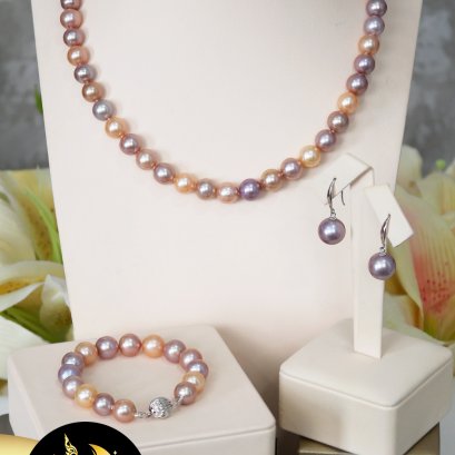 ผลิตภัณฑ์ไข่มุกจัดเซต ต่างหู Fish hook สร้อยคอและสร้อยข้อมือไข่มุกล้วน  ไข่มุก Edison น้ำจืดคัดเกรด สีมัลติคัลเลอร์ ทรงกลม ขนาด 8-9 mm เกรด AA+ ตัวเรือนต่างหู Fish Hooks ตะขอเม็ดมะยมแบบ Ball Clasp เงินแท้ 92.5 ชุบทองคำขาว / 7.4.64