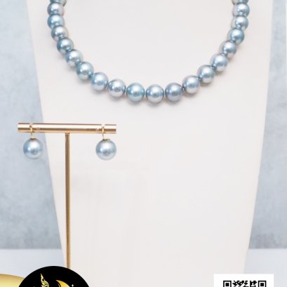 ผลิตภัณฑ์ไข่มุกจัดเซต ต่างหูและสร้อยคอ ไข่มุกตาฮิติน้ำเค็มคัดเกรด สีเทา-ฟ้า ทรงกลม ขนาด 12 mm เกรด AA+ ตัวเรือนต่างหูช้อนใหญ่ ทองแท้ 18K และสร้อยไข่มุกล้วน ความยาวประมาณ 17" ตะขอเม็ดมะยมแบบ Push Bar Clasp ทองแท้ 14K สร้อยคอร้อยด้วยไหมญี่ปุ่นอย่างดีผู