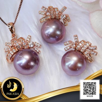ผลิตภัณฑ์ไข่มุกจัดเซต ต่างหูและจี้ Collection "ควั่นโบว์" ไข่มุก Edison สายพันธุ์น้ำจืดคัดเกรด สีม่วง ทรงเกือบกลม-กลม ขนาด 10.0 mm. เกรด AA ตัวเรือน เงินแท้ 925 ชุบสี Pink Gold ประดับพลอยแท้ White Topaz / 19.1.65