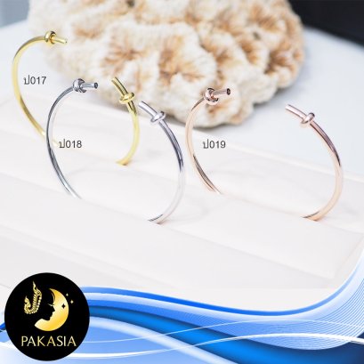 กำไล Collection ปกาเซีย มีฟังค์ชั่นใช้ต่างหู stud เป็นหัวกำไลได้ ล็อกบอลซิลิโคนคู่ ขนาดเส้นผ่านศูนย์กลาง 6 cm ตัวเรือนเงินแท้ 92.5 ตัวเรือนมี 3 สีให้เลือก ตัวเรือนเงินแท้ชุบทอง ตัวเรือนเงินแท้ชุบทองคำขาว และตัวเรือนเงินแท้ชุบ Pink Gold