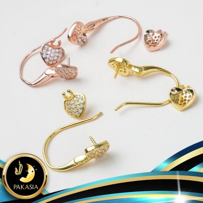 อะไหล่ตัวเรือนต่างหูแบบ Latch back แป้นล็อคหัวใจติดกับไข่มุก ตัวเรือนสูง 2.0 cm. วัสดุตัวเรือนเงินแท้ 925 ประดับพลอยแท้ White Topaz 1.2 ct. ตัวเรือนมี 3 สีให้เลือก คือ ชุบสีทอง ชุบสีทองคำขาว และชุบสี Pink Gold