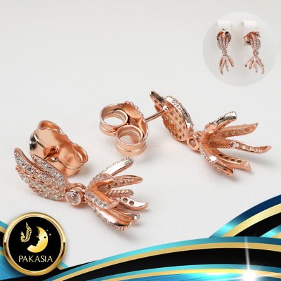 อะไหล่ตัวเรือนต่างหู Collection "คบไฟห้อยไข่มุก" พร้อมทับหลัง ตัวเรือนขนาด 1.0 x 2.5 cm. วัสดุตัวเรือนเงินแท้ 925 ชุบสี Pink Gold ประดับพลอยแท้ White Topaz