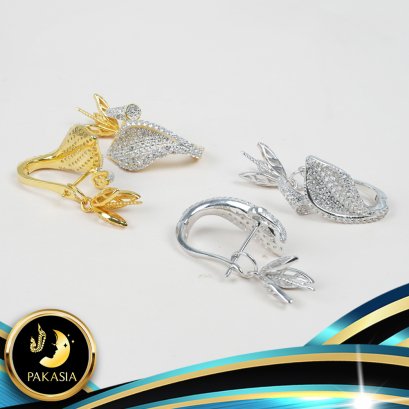 อะไหล่ตัวเรือนต่างหูโบตัน Latch back มี Jacket ส่วนห้อยถอดออกได้ ห่วงใหญ่ จุกจี้กลีบเลี้ยงฉลุครอบไข่มุก ตัวเรือนเงินแท้ 925 ประดับพลอยแท้ White Topaz ตัวเรือนมีให้เลือก 3 สี คือ สีทอง สีทองคำขาว และสี Pink Gold