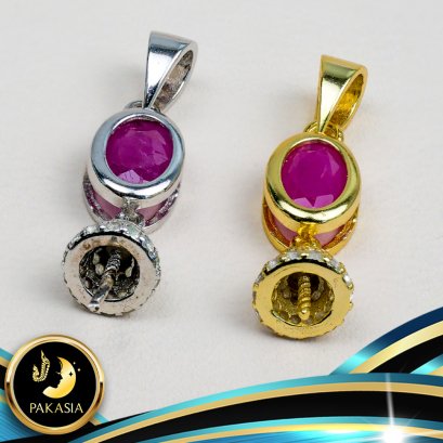 อะไหล่ตัวเรือนจี้พลอยทับทิมแท้ฝังหุ้มทรงไข่ จุกจี้กรวยใหญ่ ตัวเรือนความยาว 2.0 cm. วัสดุตัวเรือนเงินแท้ 925 ประดับพลอยแท้ White Topaz และทับทิมแท้ (Ruby) รวม 1 Ct ตัวเรือนมี 3 สีให้เลือก คือชุบสีทอง ชุบสีทองคำขาว และชุบสี Pink Gold