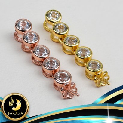 อะไหล่ตัวเรือนจี้ไข่ปลาพลอยแท้ทรงกลม 5 เม็ด ห้อยไข่มุก ตัวเรือนความยาว 2.0 cm. วัสดุตัวเรือนเงินแท้ 925 ประดับพลอยแท้ White Topaz ตัวเรือนมี 3 สีให้เลือก คือชุบสีทอง ชุบสีทองคำขาว และชุบสี Pink Gold