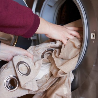 ควรทำความสะอาดผ้าม่านเป็นประจำเพื่อลดการสะสมของฝุ่น