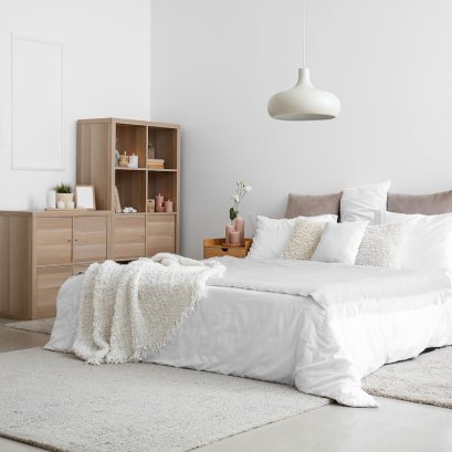 แต่งห้องนอนด้วยวอลเปเปอร์สีขาวล้วนยังไงให้ไม่น่าเบื่อ