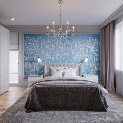 วอลเปเปอร์ติดผนังห้องนอนบริเวณเตียงนอนสีฟ้าลายดอกไม้