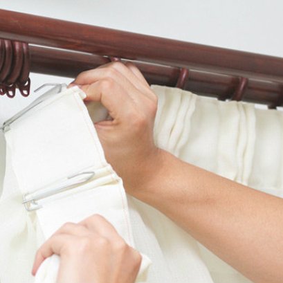 วิธีซักผ้าม่านเริ่มจากการถอดผ้าม่านจากราว