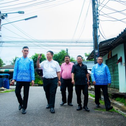 ส่งเครื่องจักรกลช่วยเหลือประชาชนที่ประสบเหตุต้นไทรอินเดียยักษ์ล้มทับบ้านเรือนเสียหายในพื้นที่อำเภอกันตัง