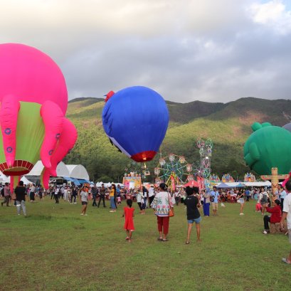 บอลลูนหลากสีสะพรั่งที่ภูเขาหญ้า”หงาว”ระนอง ยิ่งใหญ่ ตระการตา