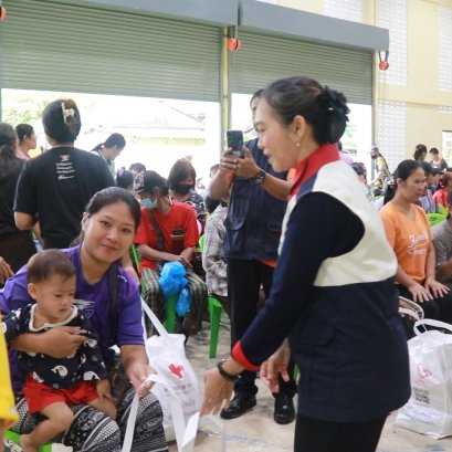 กาชาดระนอง ลงพื้นที่เข้าช่วยเหลือดูแล มอบถุงยังชีพผู้ประสบอุทกภัย พื้นที่ อ.กระบุรี