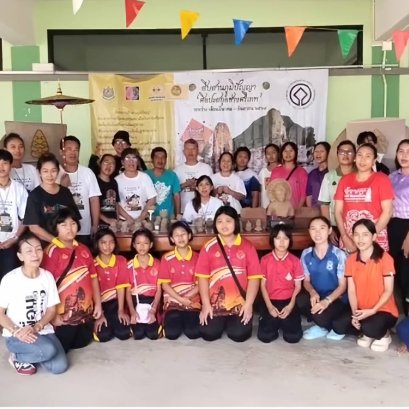 ดร.วริศรียา ดันช่างสกุลช่างศรีเทพยืนคู่มรดกโลกเมืองศรีเทพ