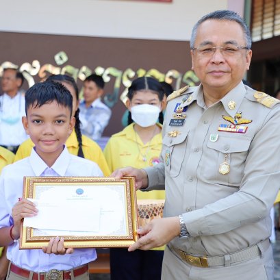 "ทำดีต้องชื่นชม" ผู้ว่าราชการจังหวัดสุราษฎร์ธานี มอบประกาศเกียรติคุณ น้องข้าวปั้น เด็กยอดกตัญญู ขอออกรายการซุปเปอร์เท็น โชว์ฝีมือปั้น หารายได้รักษาแม่ป่วยมะเร็ง ผลงานเข้าตา อ.เฉลิมชัย รับเป็นศิษย์