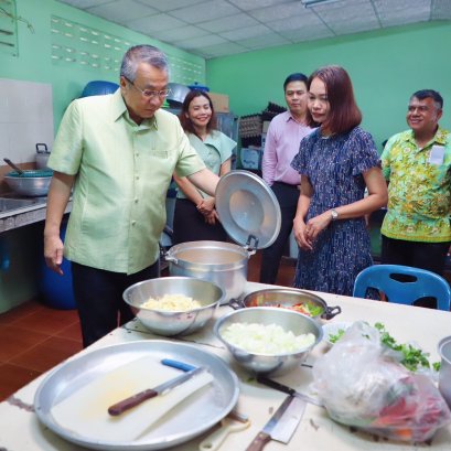 ผู้ว่าฯ สุราษฎร์ธานีเปิดหม้อด้วยตัวเองดูอาหารกลางวันนักเรียนป้องปรามการทุจริต