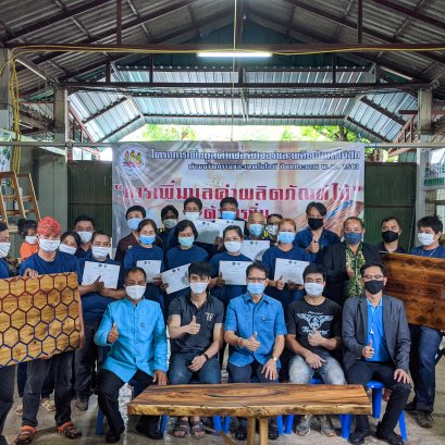 สำนักงานพัฒนาฝีมือแรงงานแพร่ จัดโครงการการเพิ่มมูลค่าผลิตภัณฑ์ไม้ด้วยเรซิ่น