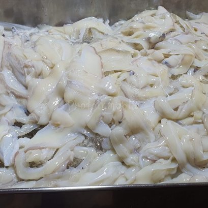 ลาบปีกปลาหมึก รสแซ่บ หอมสมุนไพรและข้าวคั่ว 