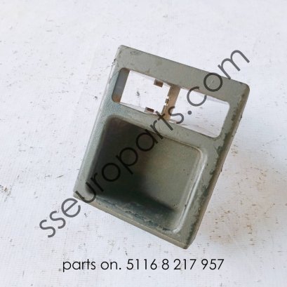 ช่องเก็บของพร้อมช่องใส่เหรียญ 51168217957 8217957