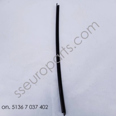 แผ่นปิดเสา D, ด้านขวา 51367037402 7037402