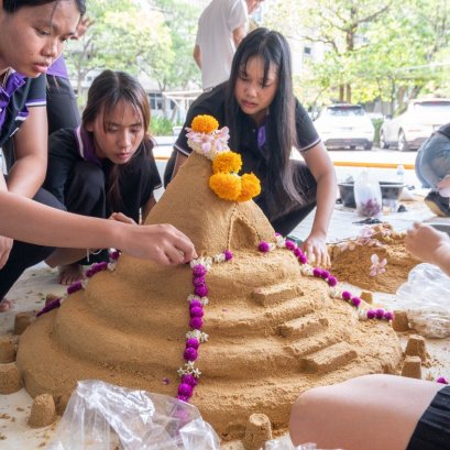 บริหารธุรกิจร่วมใจ ก่อเจดีย์ทรายต้อนรับสงกรานต์