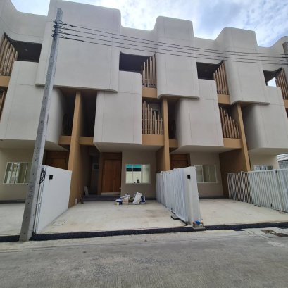 EHL-233843 ขายทาวน์โฮม 3 ชั้น สร้างใหม่ มือหนึ่ง 