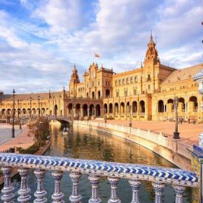  Plaza de Espanya หรือ พลาซ่า เดอ เอสปานย่า หรือ จัตุรัสสเปน 