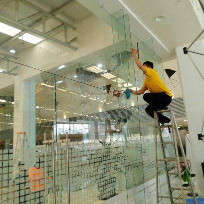 Cleaning Solution เชี่ยวชาญงานทำความสะอาดกระจก – โชว์รูม AT Honda บางบอน