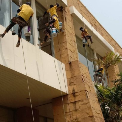 Cleaning Solution มืออาชีพด้านงานทำความสะอาดกระจก