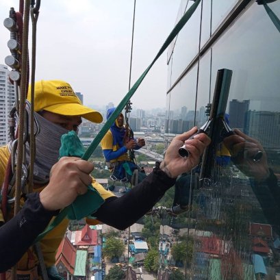 ความสะอาดที่มาพร้อมกับความปลอดภัย – งานโรยตัวเช็ดกระจกอาคารสูง