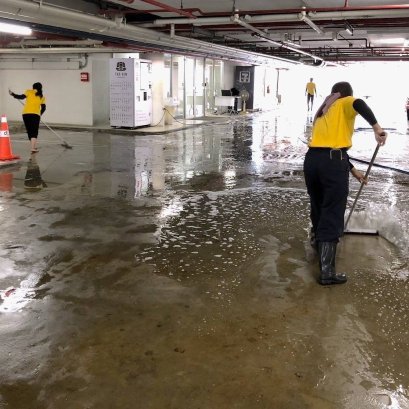 จัดการคราบน้ำมัน คราบหนัก ในลานจอดรถใต้ดิน