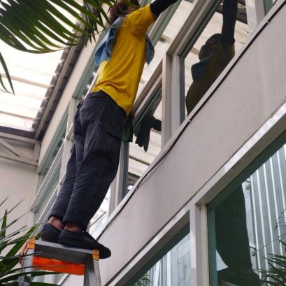 บริการเช็ดกระจก  เพิ่มความใสสะอาด ให้ทุกมุมมอง