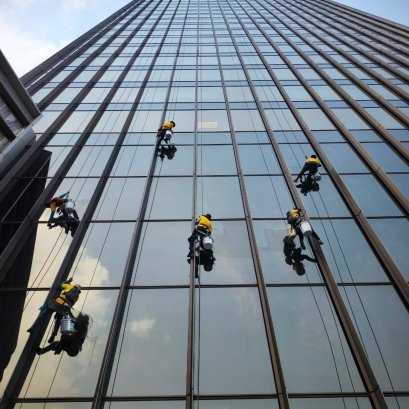 อาคารสูงจำเป็นต้องได้รับการดูแลทำความสะอาดกระจกอย่างสม่ำเสมอ เพื่อเสริมภาพลักษณ์ที่ดีให้กับองค์กรของคุณ