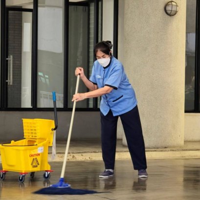 Cleaning Solution พร้อมดูแลพื้นที่ของคุณด้วยบริการ แม่บ้านสัญญาจ้างรายปี ที่ออกแบบมาเพื่อลดภาระการจัดการ และช่วยควบคุมค่าใช้จ่ายอย่างมีประสิทธิภาพ