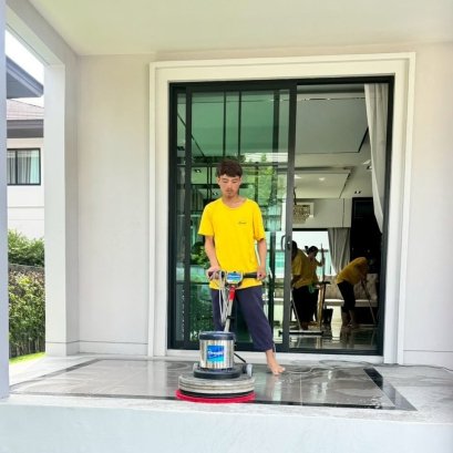 บริการ Big Cleaning บ้านเดี่ยวจัดการคราบฝังแน่นลานจอดรถและฝุ่นสะสมบนมุมสูงอย่างหมดจด