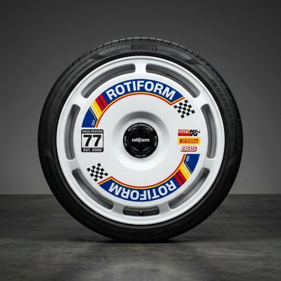 ฝาครอบล้อ Rotiform AeroDisc สไตล์ Motorsport ติดตั้งบนล้อรถสปอร์ต