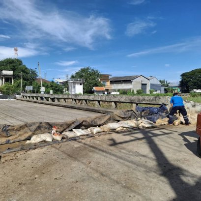 ดำเนินการเคลื่อนย้ายแท่งแบริเออร์ กระสอบทราย เพื่อเปิดสะพานบริเวณสะพานท่ากู่และสะพานหลังตลาดป่าซาง
