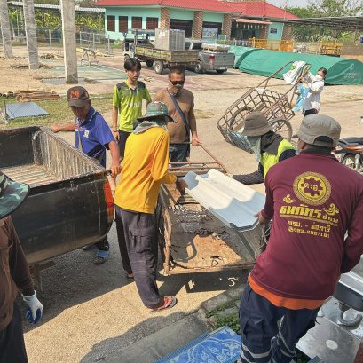 ลงพื้นที่ร่วมกับผู้นำชุมชนสำรวจความเสียหายของบ้านเรือนประชาชนและส่งมอบกระเบื้องหลังคาให้แก่ประชาชนที่บ้านเรือนได้รับความเสียจากเหตุวาตภภัยที่ผ่านมา