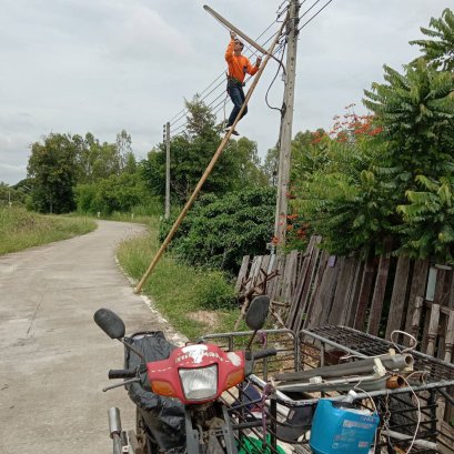 ลงพื้นที่ดำเนินการซ่อมไฟฟ้าสาธารณะตามใบคำร้องขอความช่วยเหลือประชาชน