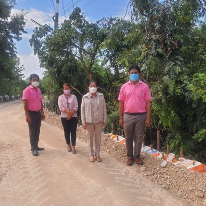 ติดตามความคืบหน้า และสำรวจการทำงานจ้างเหมาซ่อมแซมไหล่ทางถนนคอนกรีตเสริมเหล็ก หมู่ที่ 2 บ้านสันมะกรูด (หน้าบ้านโกตา)