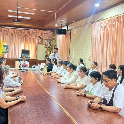 อวยพรและมอบของที่ระลึกให้ ว่าที่ร.ต.ภูวิวรรธน์ วนาศิริวรโชติ